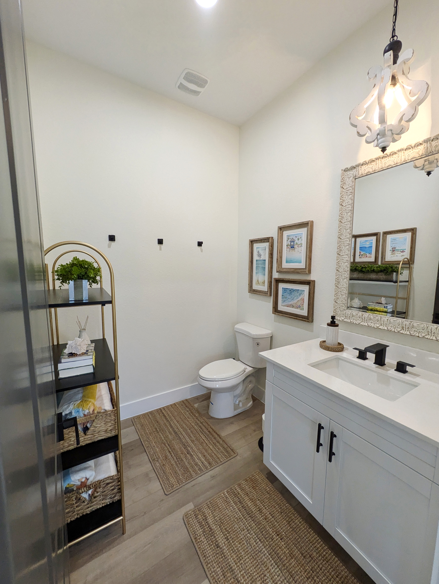 First Fl  Entry Bathroom 00