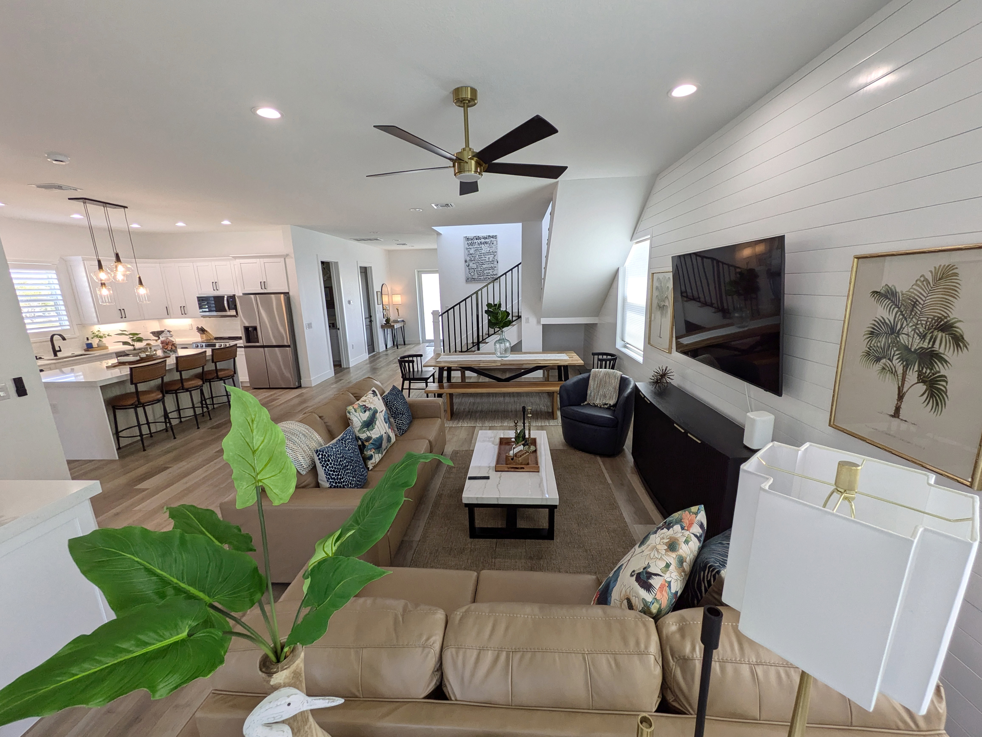 Livingroom to entry 04