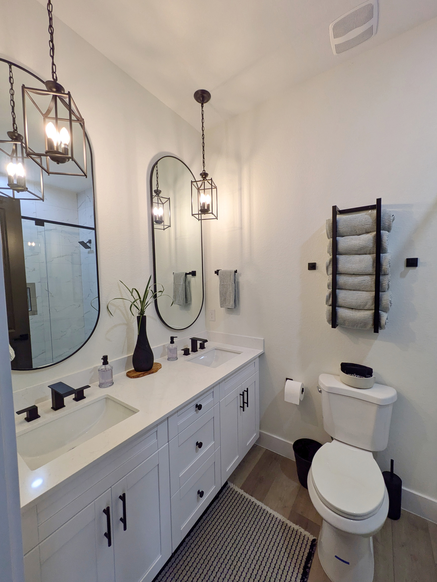 Second fl bdr2 bathroom 00