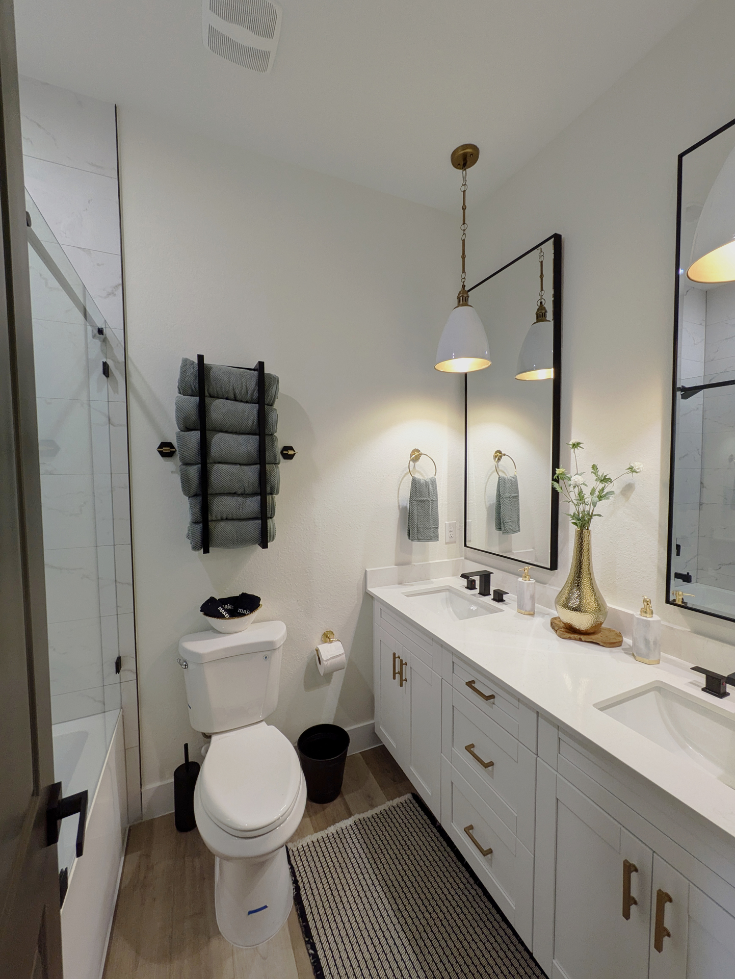 Second fl bdr3 bathroom 00